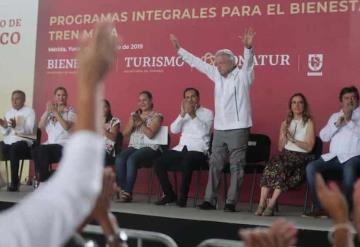 #VIDEO Joven manda britney señal durante evento de AMLO y cámaras la captan