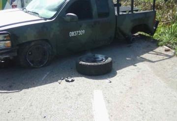 Camioneta del ejército choca contra muro de contención sobre la carretera Macuspana  - Villahermosa