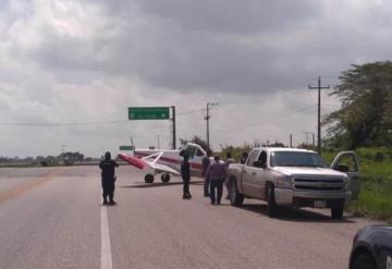 Aterriza avioneta sobre la carretera Villahermosa - Escárcega