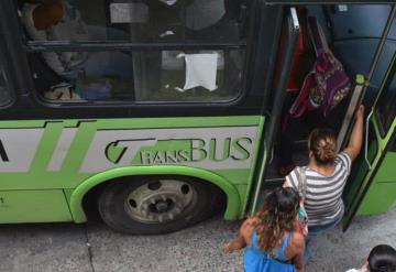 Martha esperaba el transbus cuando la atracó un ratero