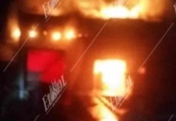 Bodega Aurrera del municipio de Jalpa de Méndez arde en llamas