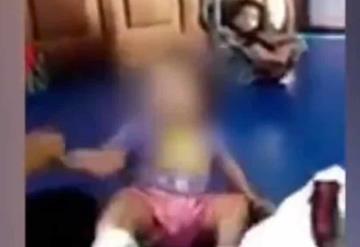 ¡Indignante! Cuidadora de guardería se divierte dándole de empujones y golpes a un bebe