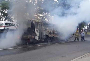 Autobús de pasajeros que se incendió transportaba bidones de diésel en los asientos de pasajeros