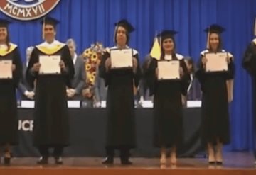 ¿Enojo o frustración? Estudiante rompe su diploma en plena ceremonia de graduación