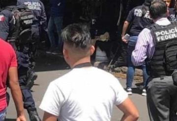 Decomisan insignias y uniformes falsos de la Guardia Nacional; los vendían en un tianguis