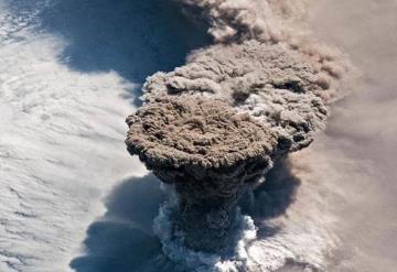 Erupción de volcán Raikoke fue captada desde el espacio por la NASA