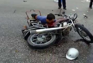 Motociclista repartidor de tortilla se debate entre la vida y la muerte al chocar contra camioneta