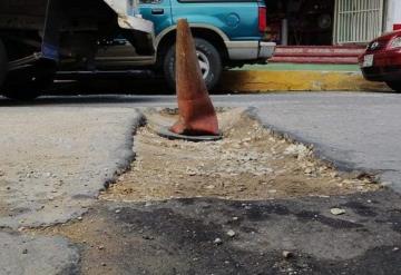 Denuncian hundimiento del concreto hidráulico en calle de Villahermosa