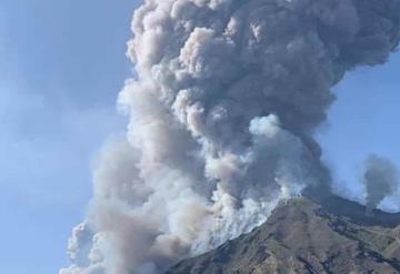 Imágenes en video del momento en el que un volcán hace erupción en una isla de Italia