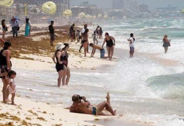 Por sargazo, hoteles del Caribe mexicano ofrecen descuentos