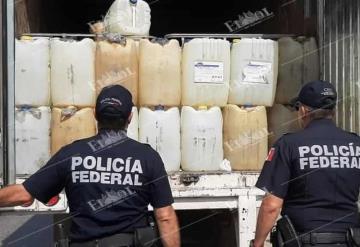 Aseguran camión cargado con más de 20 mil litros de huachicol en la carretera Cárdenas - Agua Dulce