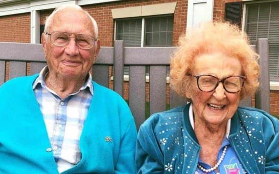 Se conocen en asilo y se casan; mujer de 102 años y hombre de 100 años