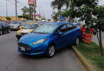 Descuido de conductor provoca que su coche quede estacionado en medio de la calle