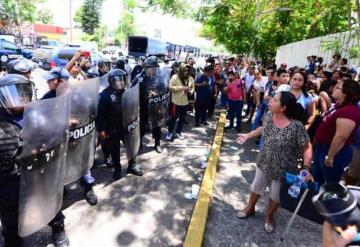 Niega Gobernador uso exclusivo de la fuerza pública en bloqueo de padres en la UJAT