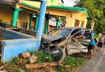 Se impactan tráiler y auto compacto en la Cárdenas - Comalcalco; el tráiler se metió hasta una casa