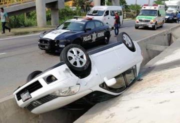 Aparatosa volcadura sobre la Villahermosa-Cárdenas; automóvil termina dentro de cuneta