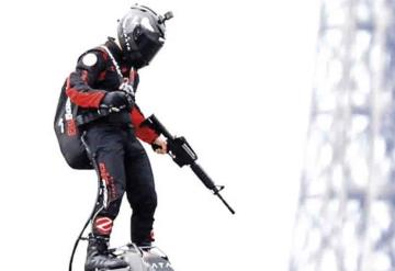 Francia presenta soldado volador durante desfile militar