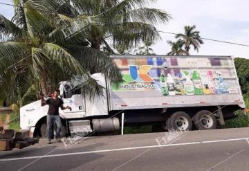 Aparatoso accidente en la Cárdenas - Villahermosa; conductor de camión se quedó dormido