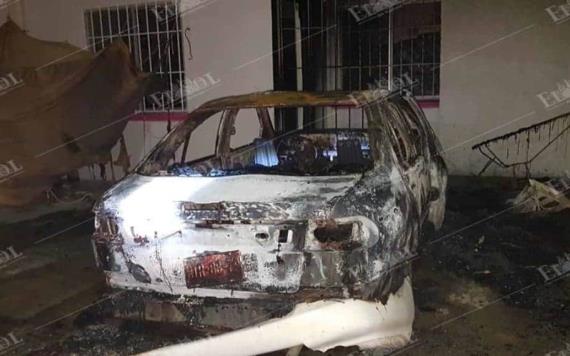 Sujetos desconocidos prenden fuego a coches dentro del garage de una casa, una niña resultó quemada