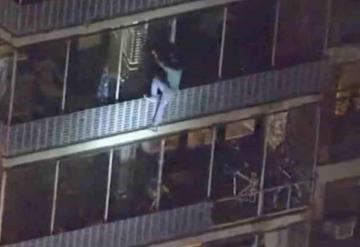 Hombre consigue salvarse de un incendio escapando del edificio a la Spider-man