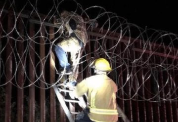 Hombre queda atrapado en alambre de muro fronterizo