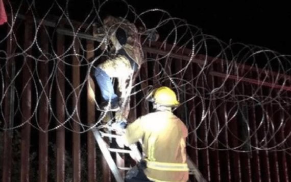 Hombre queda atrapado en alambre de muro fronterizo