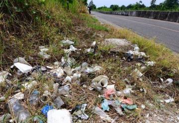 Basureros a orilla de las carreteras