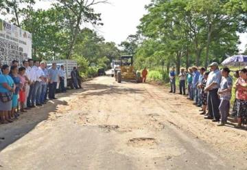 Presidente de Emiliano Zapata, da el banderazo de inicio de la pavimentación asfáltica de carretera