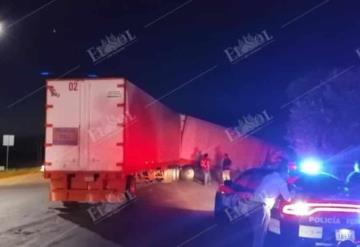 Trailer se sale de la carretera a altura de la ranchería Dos Montes