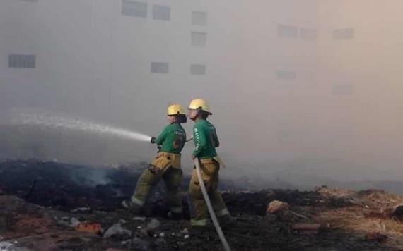 Incendio en lote baldío a un costado de edificio de Pagés Llergo y Méndez causa trafico lento