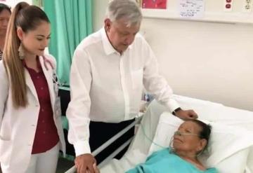 AMLO visita a adulta mayor con problemas del pulmón y recuerda la terrible enfermedad de su mamá