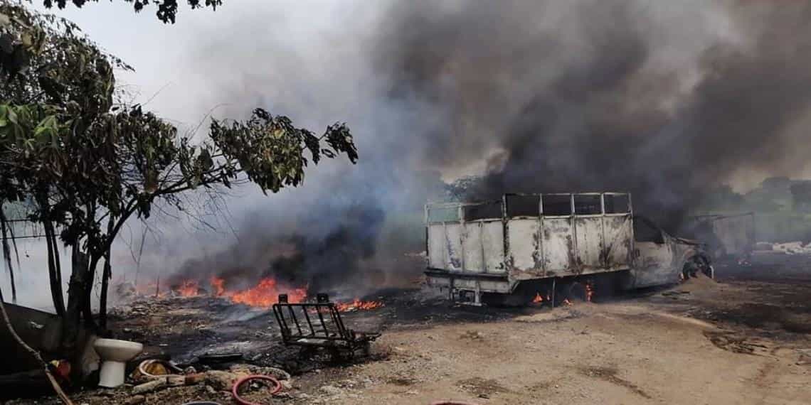 Varios vehículos se queman en Lázaro Cárdenas primera sección al parecer almacenaban huachicol