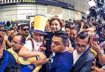 Así recibieron a Memo Ochoa en el aeropuerto de la Ciudad de México