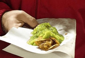 Hombre muere tras comer tacos en estadio de béisbol