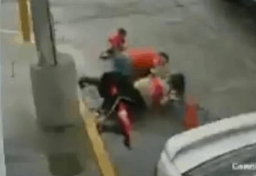 Video: Salen disparados  mujer embarazada y niño que viajaban en moto