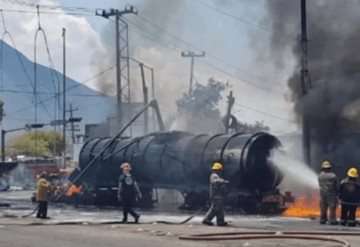 Tras choque arde pipa llena de combustible