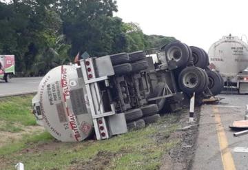 Pipa obstruye paso en la Villahermosa-Cárdenas, se le zafó el segundo remolque