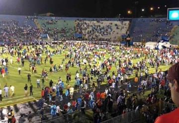 Video: Mueren aficionados en el Clásico de Honduras tras batalla entre barras