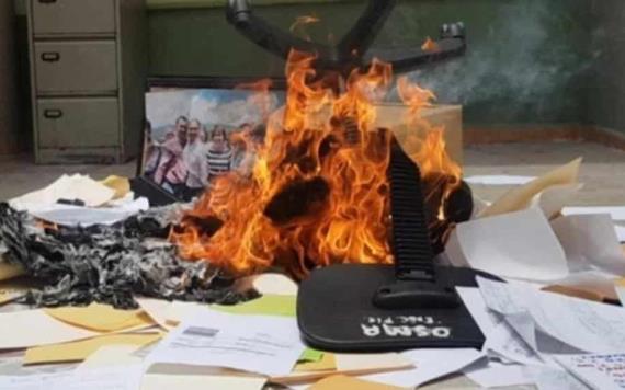 Maestros del CETEG queman documentos de la Secretaría de Educación en Chilpancingo