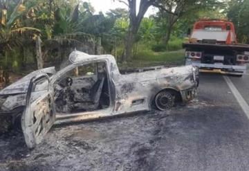 Conductor choca contra árbol y se incendia camioneta en la carretera Villahermosa-Teapa