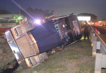 Tráiler con 30 mil litros de melaza vuelca sobre la carretera Villahermosa-Cárdenas