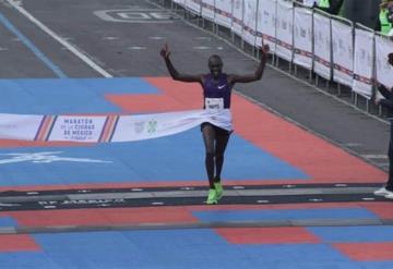 Él es Duncan Maiyo, el ganador del maratón internacional de la  CDMX