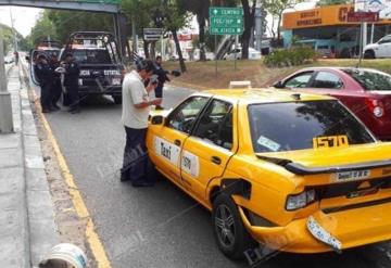 Choque por alcance entre taxi amarillo y camioneta en Ruiz Cortines