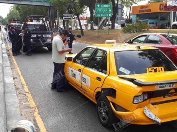 Choque Por Alcance Entre Taxi Amarillo Y Camioneta En Ruiz Cortines