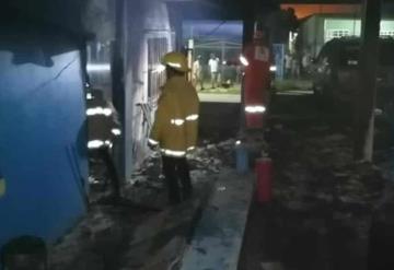 Incendio consume en su totalidad una casa, no se reportan lesionados