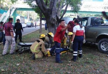 Se estrella contra árbol y queda atrapada entre los fierros