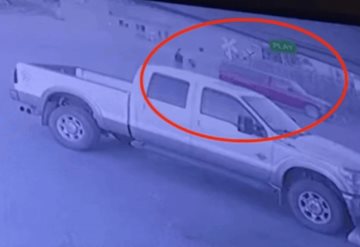 Video: Ladrón atraca tienda y le roban su camioneta al salir