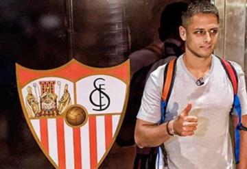 Chicharito Hernández llegó este domingo a Sevilla; firmará contrato 