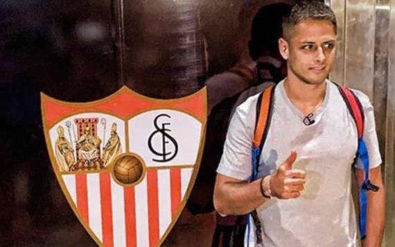 Chicharito Hernández llegó este domingo a Sevilla; firmará contrato 