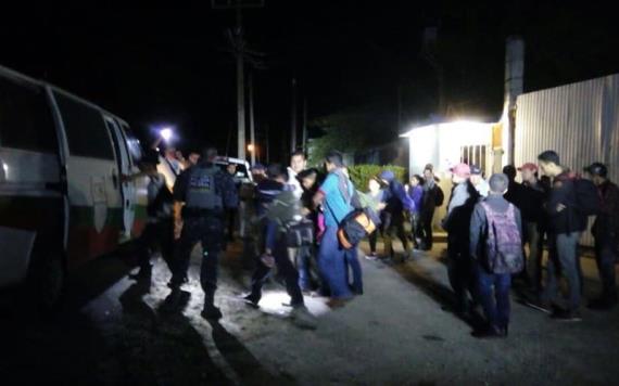 Aseguran a 142 extranjeros en la carretera Villahermosa - Cárdenas